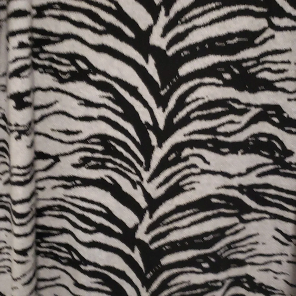 Chicos Zenergy Zebra Animal Print Black and Gray Sleeveless Knit 2x - Picture 4 of 5